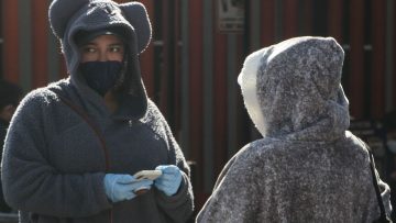 Dos mujeres abrigadas con chamarra para tratar de mitigar el frío de las primeras horas de este miércoles.