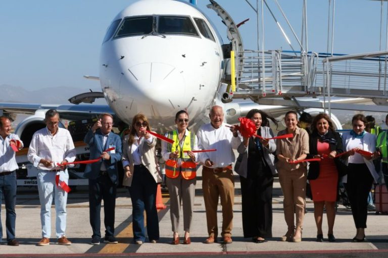 CELEBRA GOBERNADOR VÍCTOR CASTRO REINAUGURACIÓN DEL VUELO LOS ÁNGELES- LA PAZ