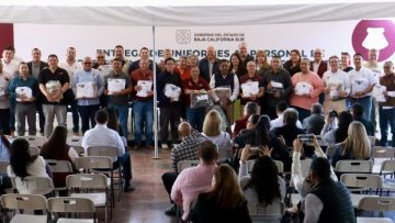 FOTO-BOLETIN-032-VMCC-ENTREGA-DE-UNIFORMES-810×383