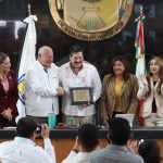 Preside Gobernador ceremonia de entrega de la medalla al Mérito Artístico y Cultural a Enoc Leaño