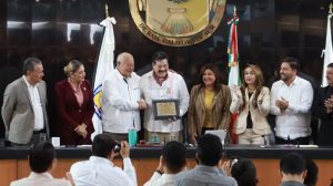 Preside Gobernador ceremonia de entrega de la medalla al Mérito Artístico y Cultural a Enoc Leaño