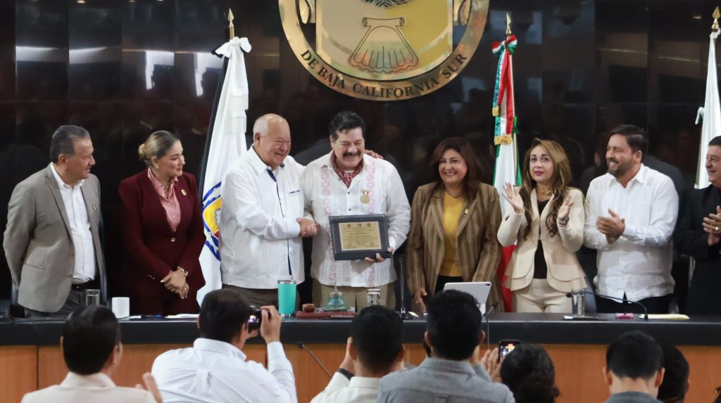 Preside Gobernador ceremonia de entrega de la medalla al Mérito Artístico y Cultural a Enoc Leaño