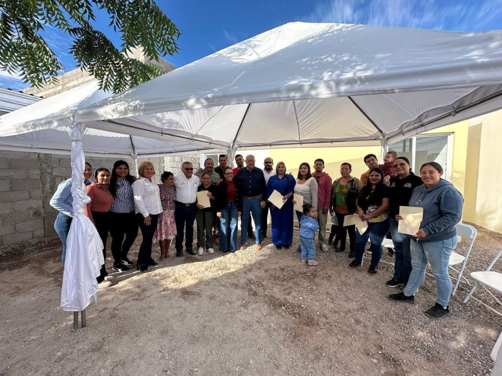 Entrega Gobernador Víctor Castro acciones de vivienda a familias de Loreto