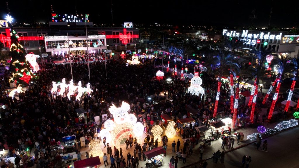 Enciende Gobernador Castro Cosío luces navideñas en la Plaza de la Reforma