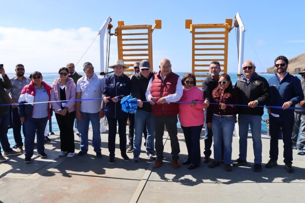 Cumple Gobernador VMCC compromiso con habitantes de Isla Natividad al entregar barcaza y camión recolector