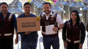 ALCALDE ENTREGA APOYOS DELEGACIÓN CSL 1