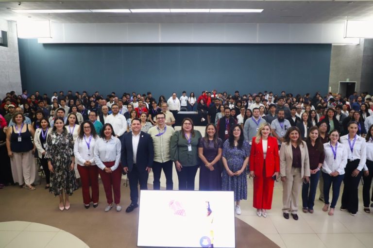 Reúnen a más de 300 participantes en foro sobre soberanía energética