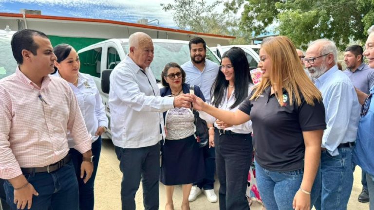 Sostiene Gobernador diálogo con habitantes de Los Cabos en materia de salud y entrega unidades de transporte