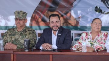 CHRISTIAN AGÚNDEZ ENTREGA RECONOCIMIENTO PRIMARIA LEONARDO GASTELUM 3