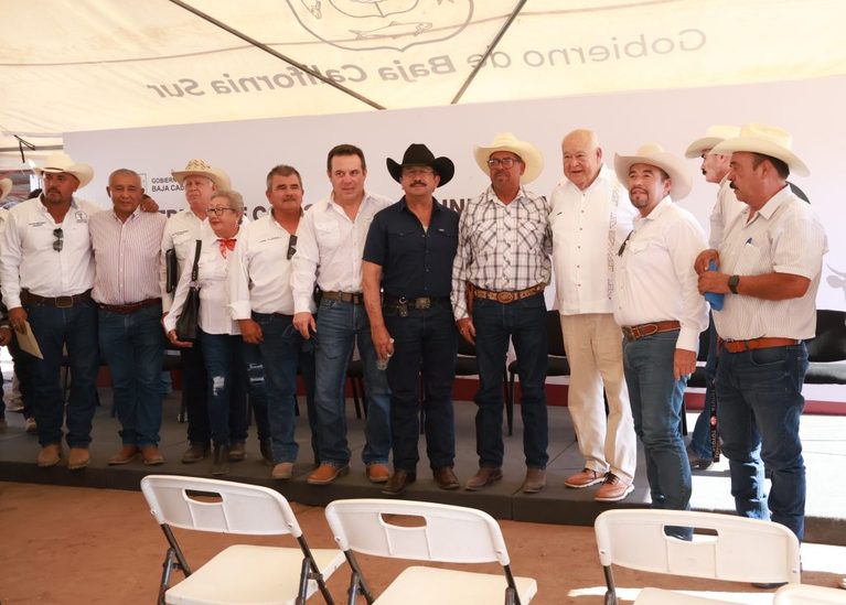 Respalda Gobierno de Víctor Castro al sector ganadero con entrega de predio y seguro de vida para 2027