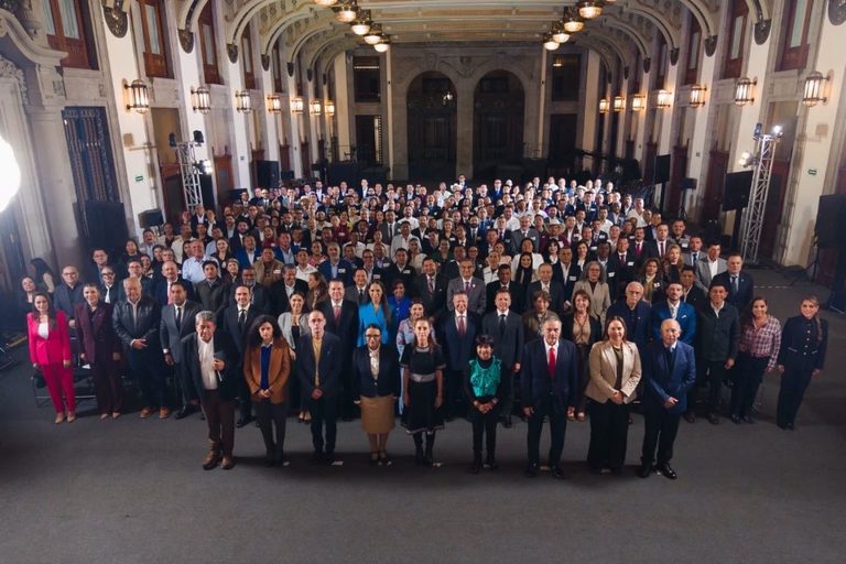 Participa Víctor Castro en reunión nacional; acuerdan agilizar trámites de vivienda y fortalecer IMSS-Bienestar en BCS