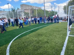 Anuncia Gobierno del Estado inversión conjunta para empastar el campo de fútbol del SNTE en BCS